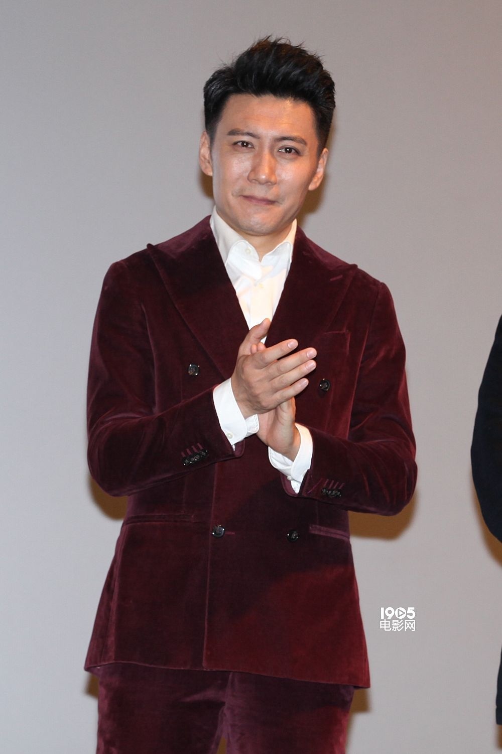 长相好看还特专情,与同行妻子是姐弟恋,如今儿子帅气超父亲