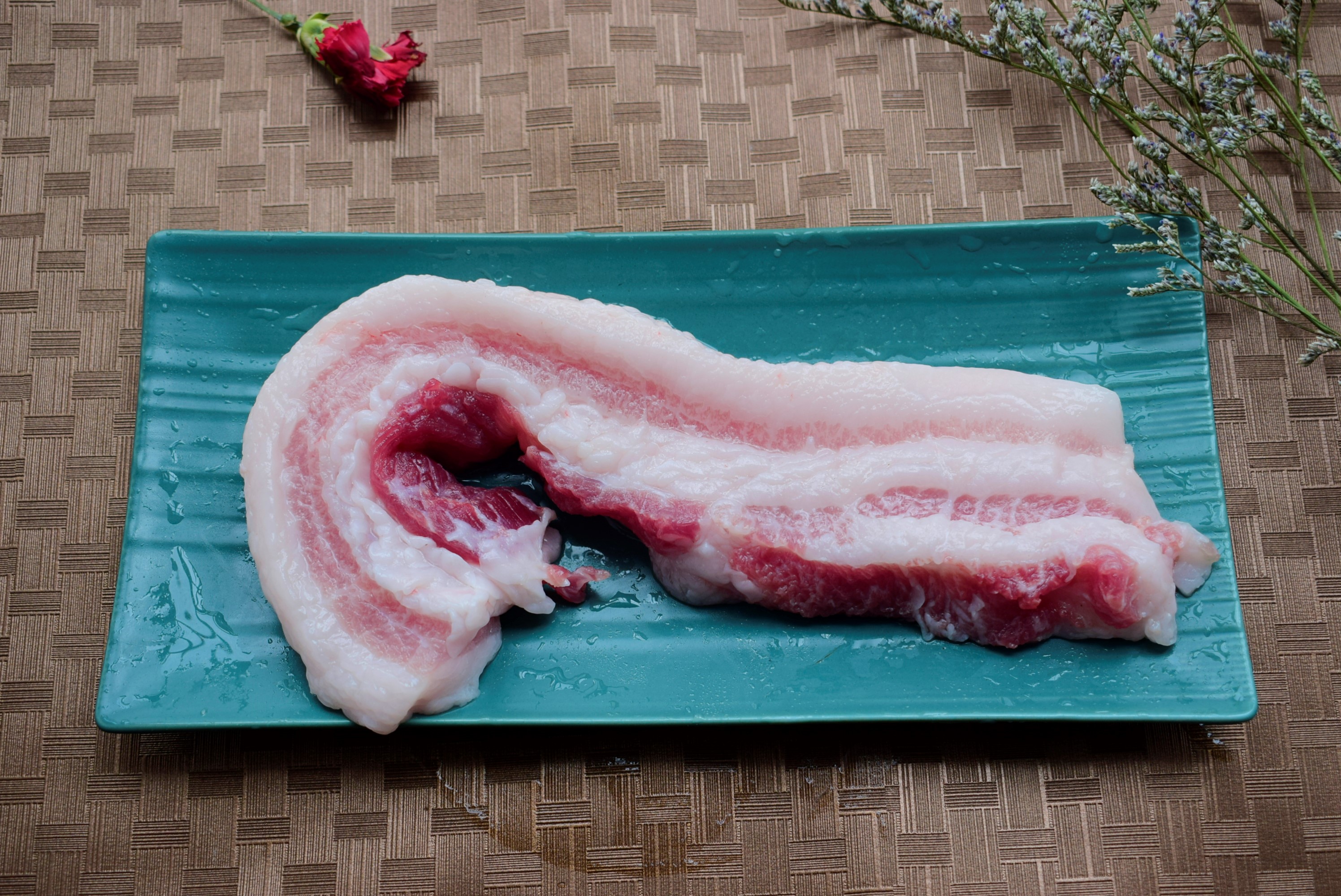 把五花肉切成片,锅烧热以后加一点点油,再把五花肉倒进锅里煎,小火