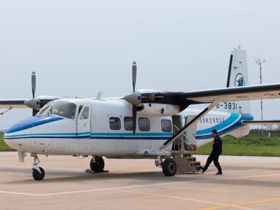 长海县的飞机并不大,每次也只能乘坐十几名乘客.