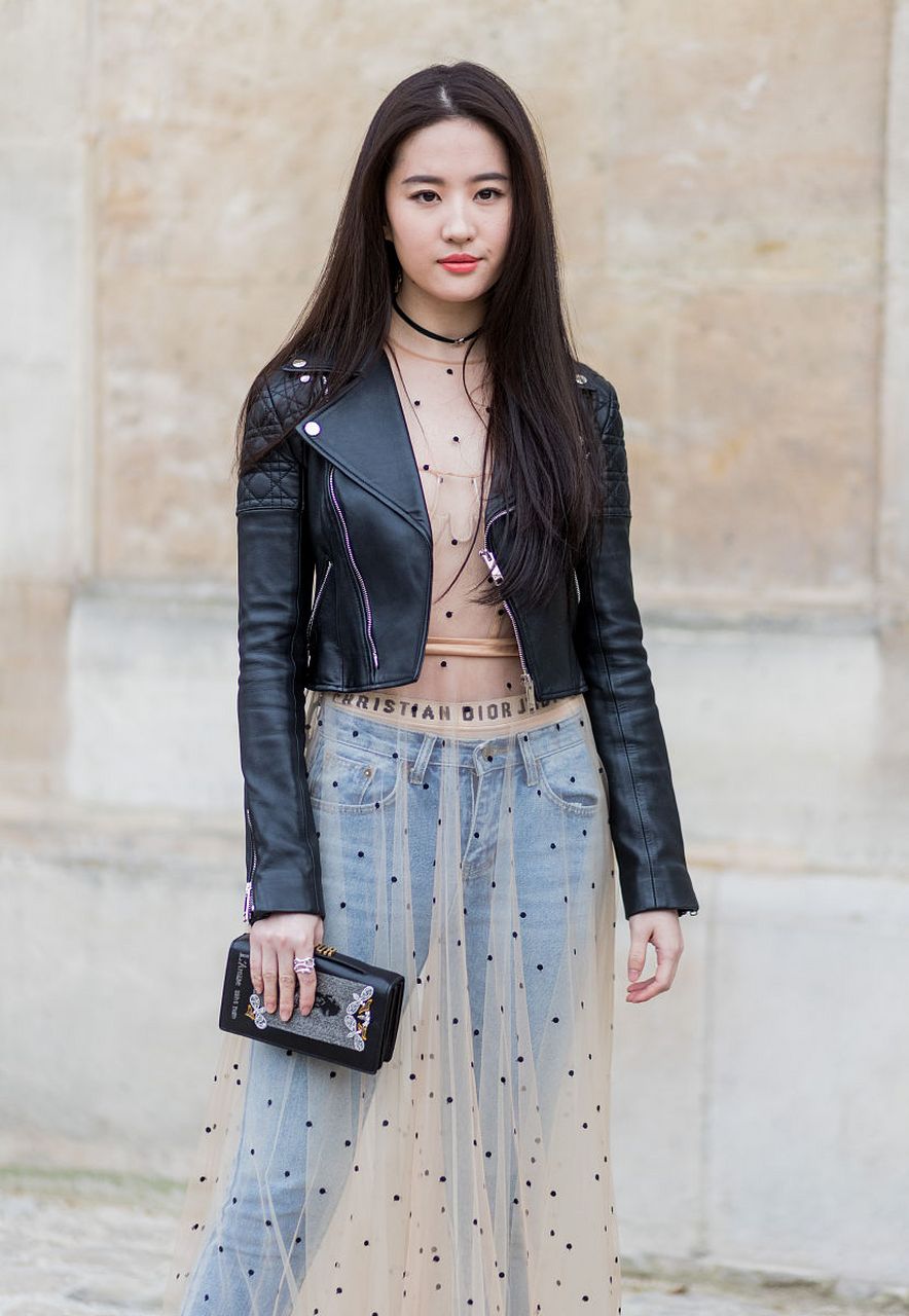 刘亦菲的这套穿搭,原谅我是真的没看懂[左捂脸]!