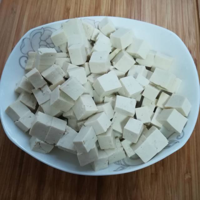 红烧豆腐块,口感软嫩入味,家里老少都爱吃