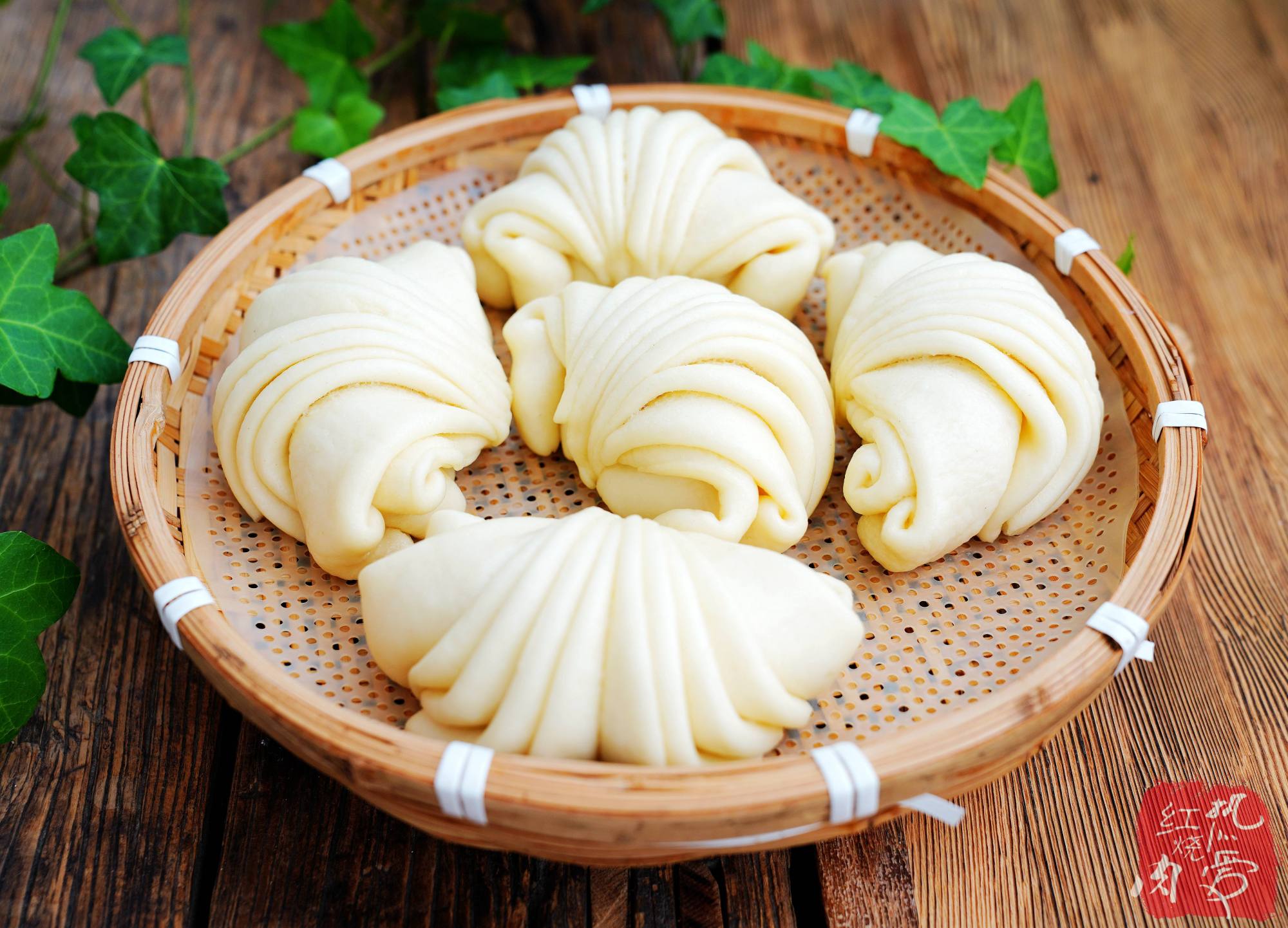 白胖白胖的大花卷,刚出锅白嘴就能吃一个,又暄腾还有嚼劲特好吃