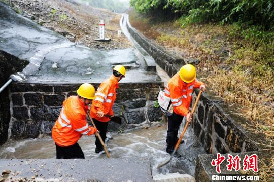 强降雨持续 闽西南铁路防洪保列车畅通