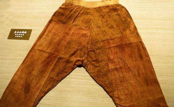 新疆古墓挖出世界最早的裤子,距今3300多年,专家:真怀疑穿越了