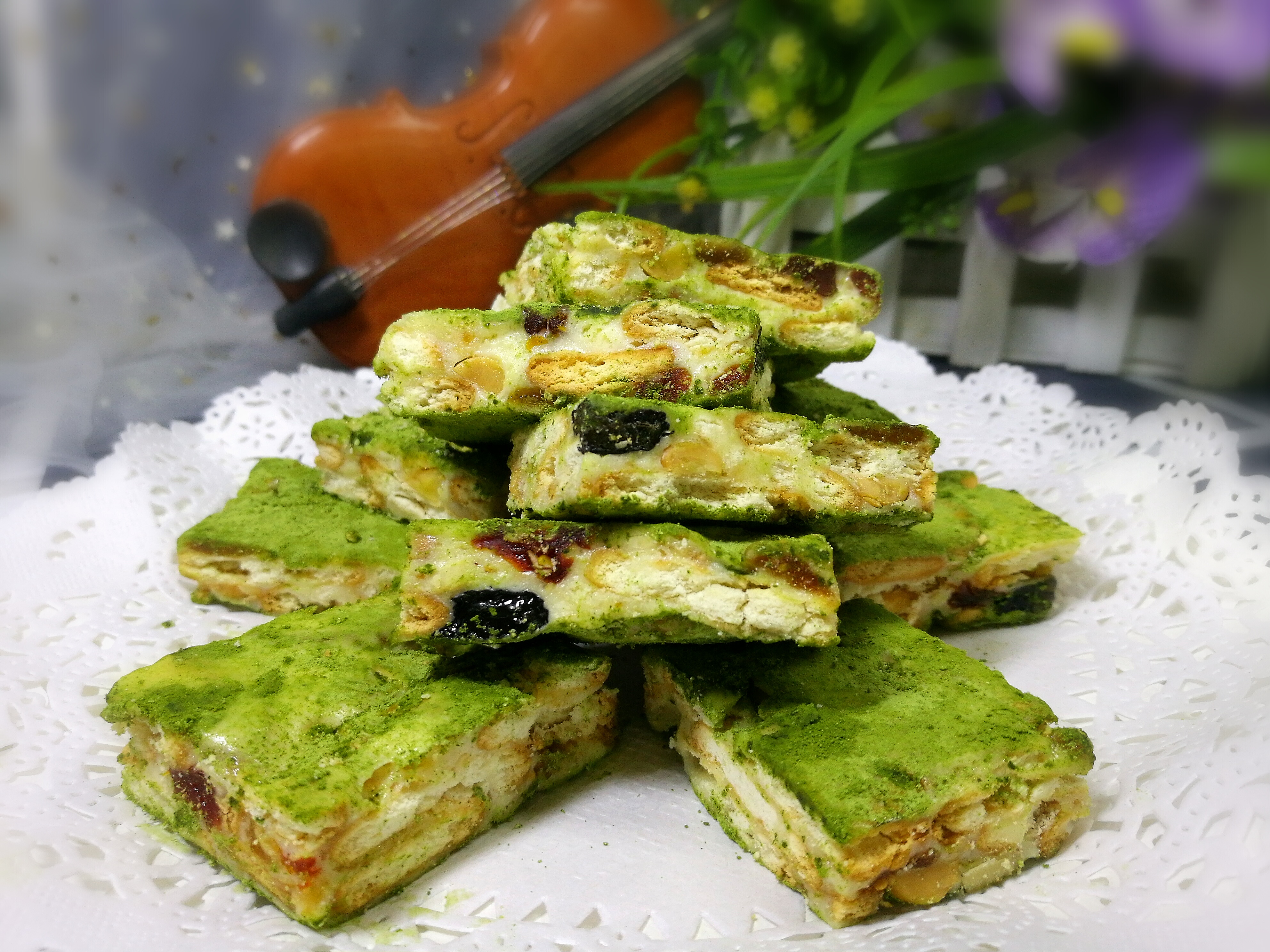 不用抹茶粉也可以做出绿色的雪花酥,孩子喜欢,一连吃5块