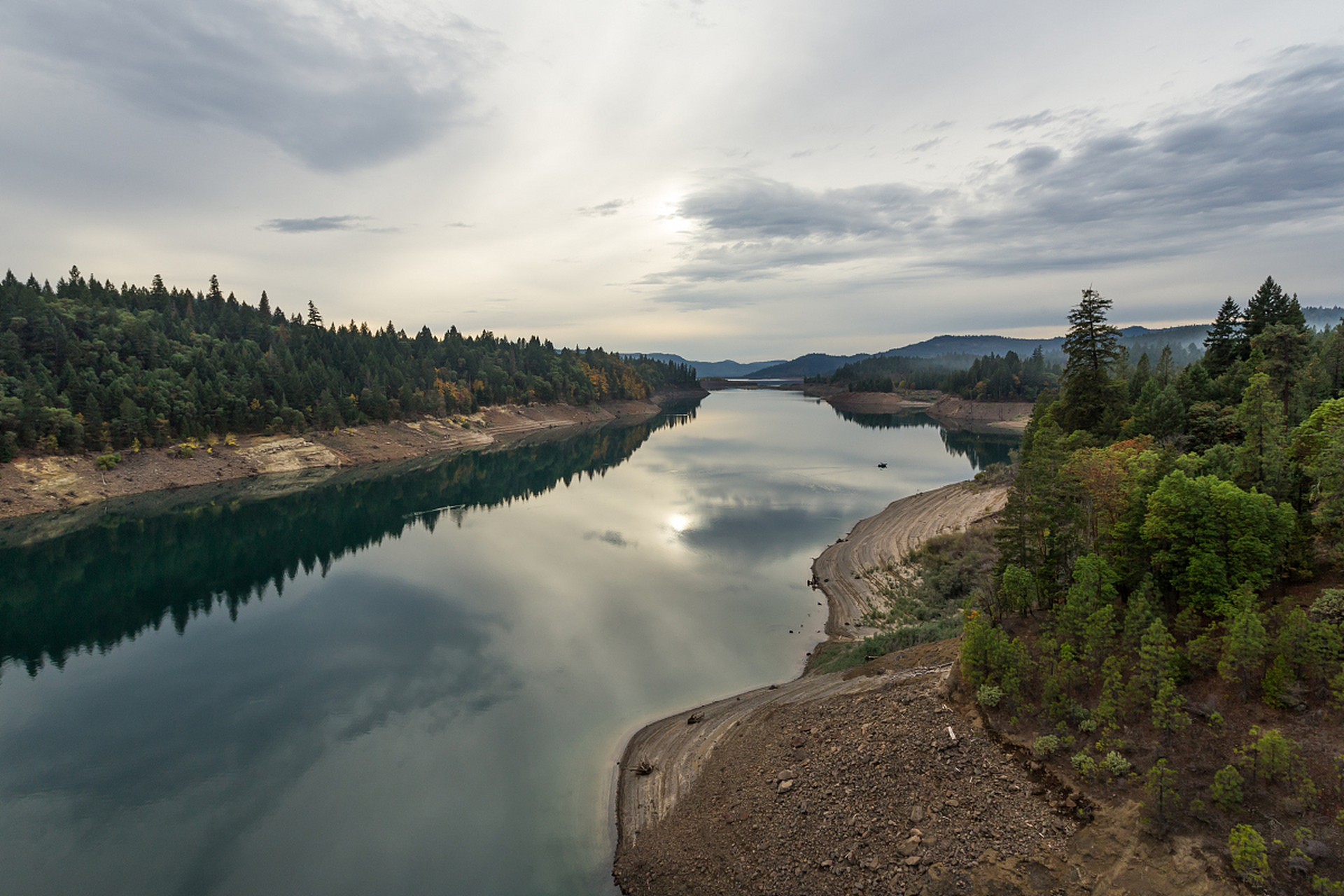 河水清澈见底,波光粼粼,仿佛一条银色的丝带,穿城而过.