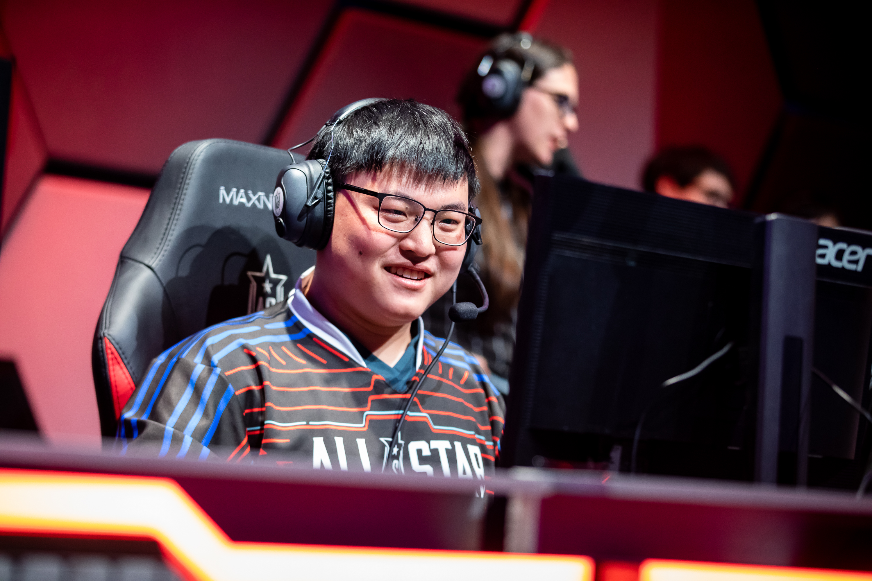 uzi两连胜,faker和rookie也是两连胜,uzi的三连冠不保了