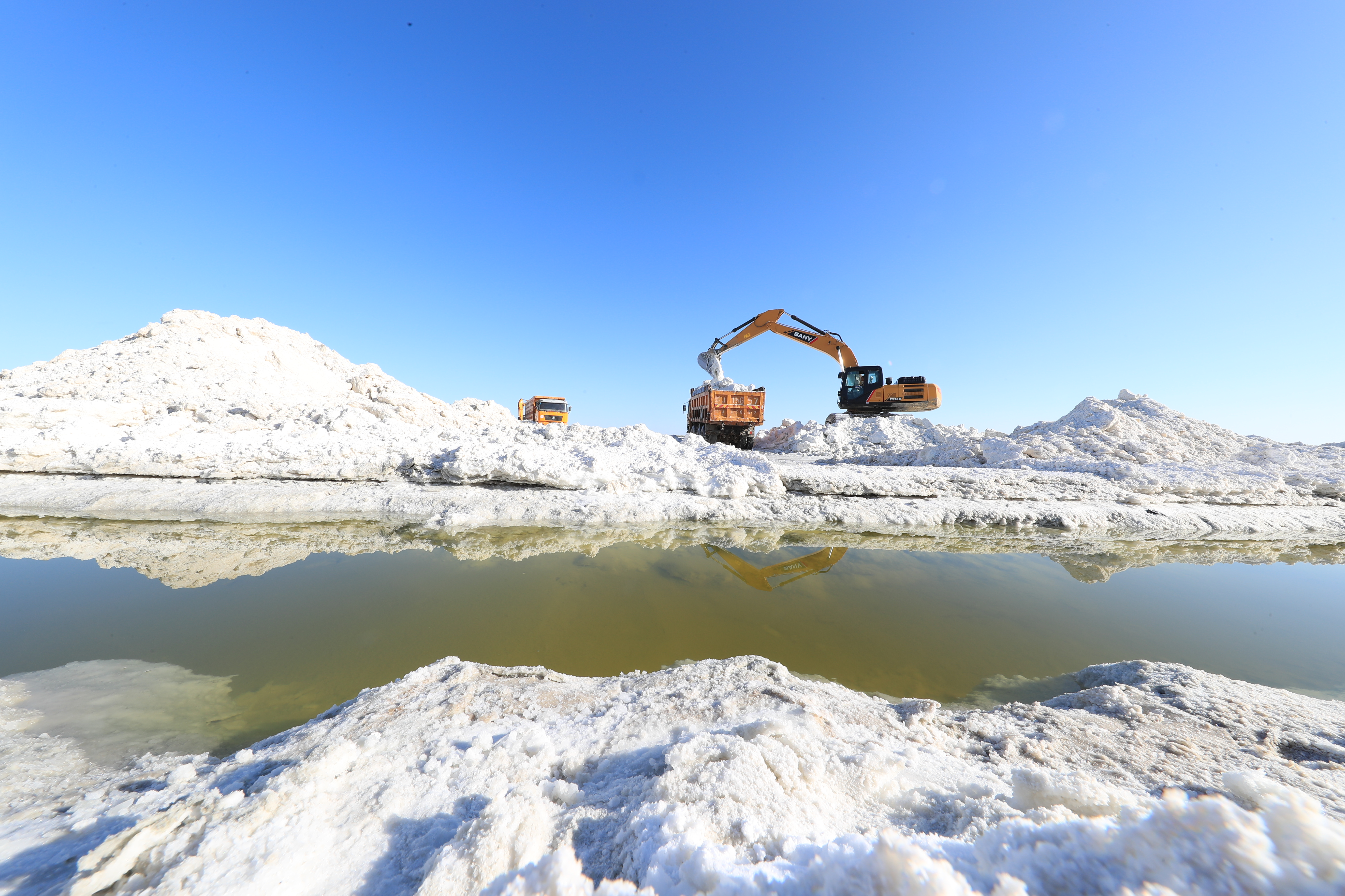 玛纳斯盐湖春季采盐忙(1)