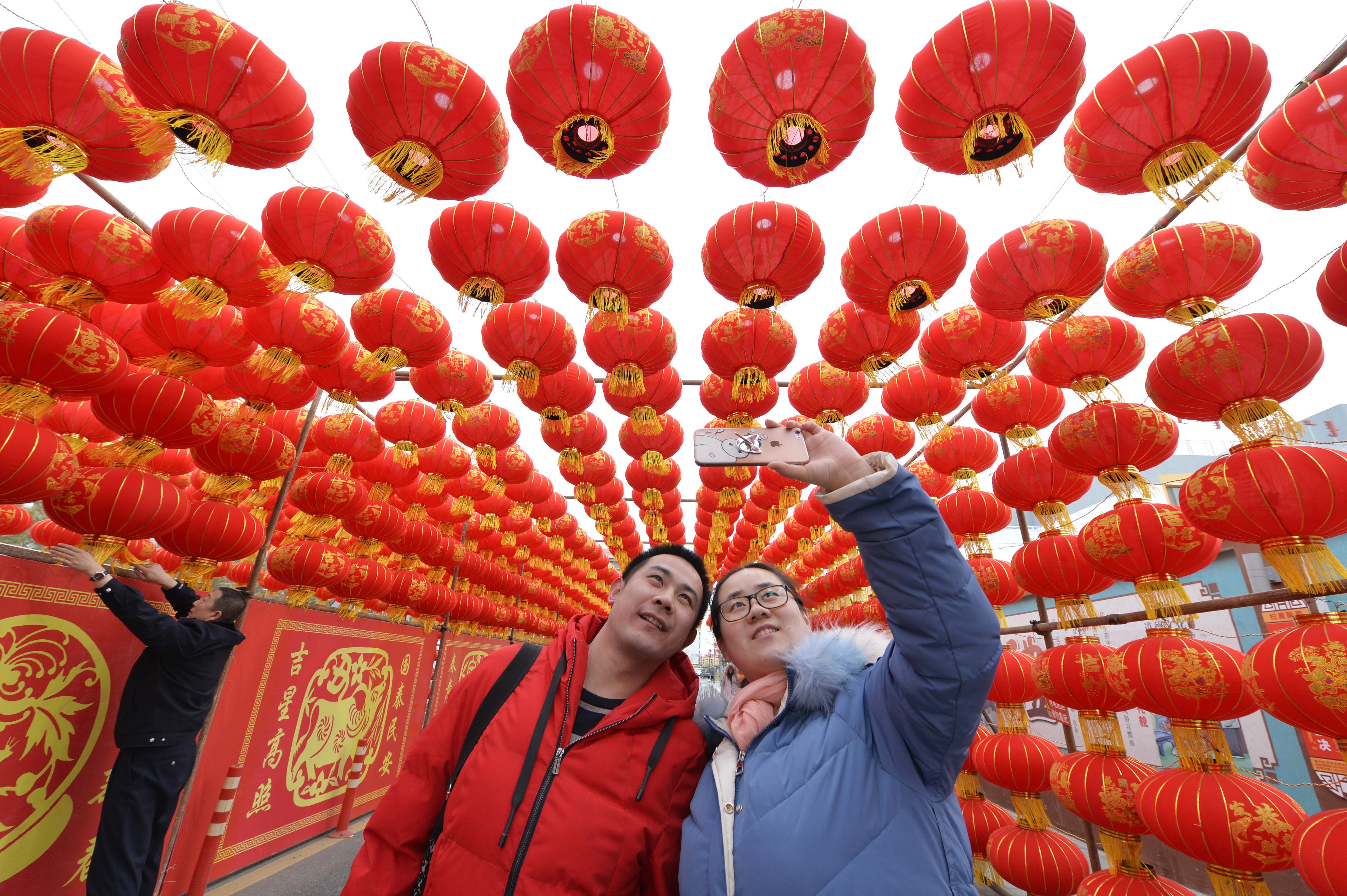 红灯笼走廊喜迎新