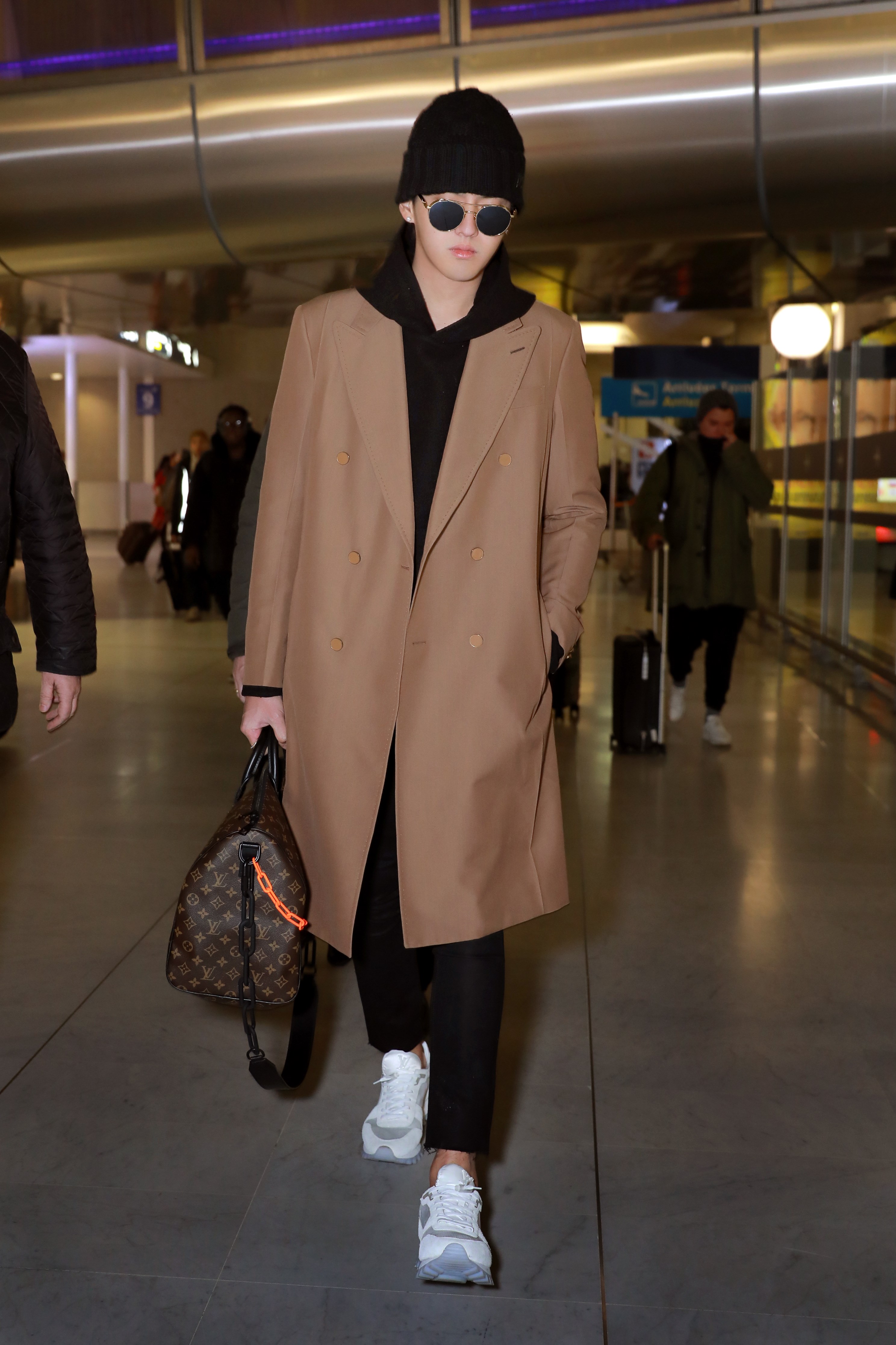 品牌代言人吴亦凡现身巴黎机场 将前往巴黎时装周观看大秀