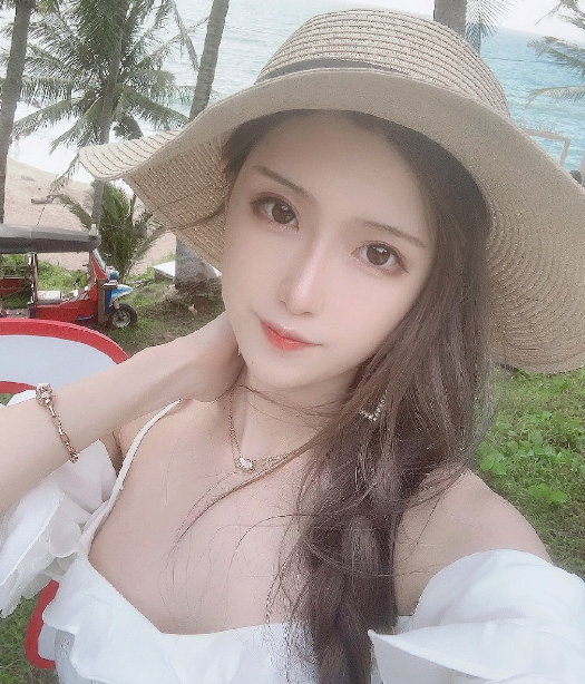 腐团儿晒海边自拍照,穿白色连衣裙出镜,背景碧海蓝天却比人好看