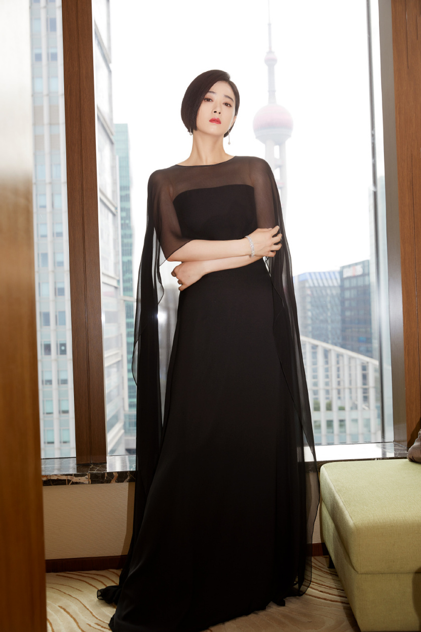蒋欣瘦下来之后衣品也飙升,一袭飘带礼服知性优雅,成熟女性的魅力展现
