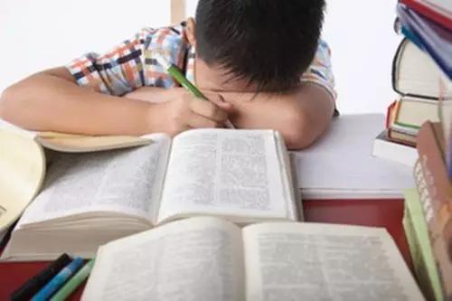 为什么说宁愿孩子在普通班当"鸡头",也别去重点班做"凤尾"?