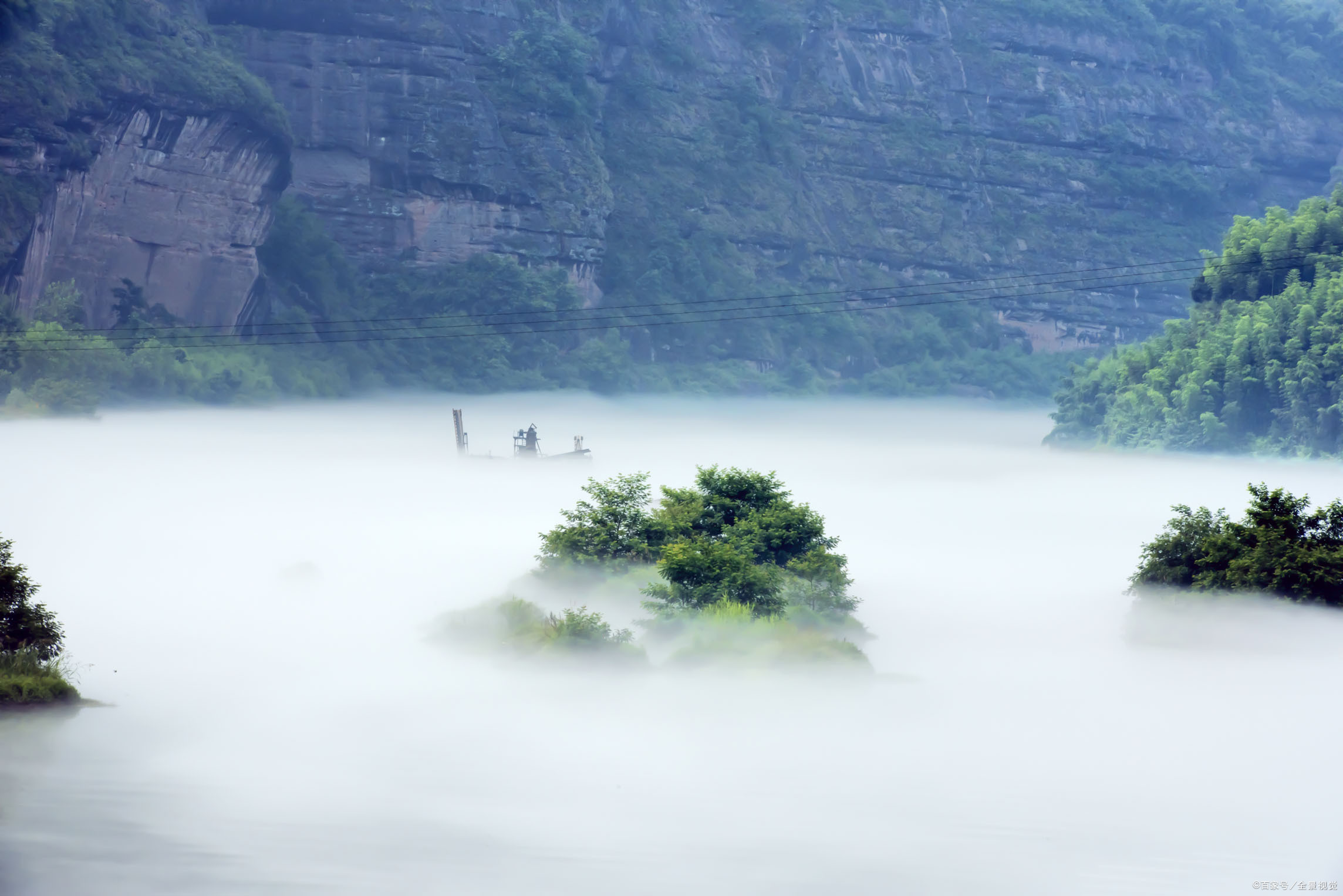 湖南资兴"蓬莱仙境,夏日早晚江面冒白雾,为什么有这种现象?