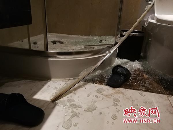 酒店浴室玻璃門突然爆裂 鄭州男子渾身被割傷多處