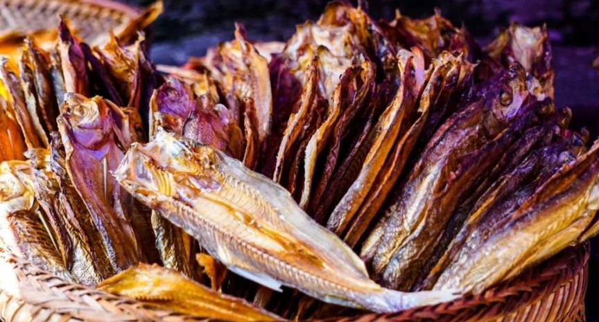 还有一个就是把腊鱼用油给炸制好,然后再把腊鱼放在辣椒油里面,这样子