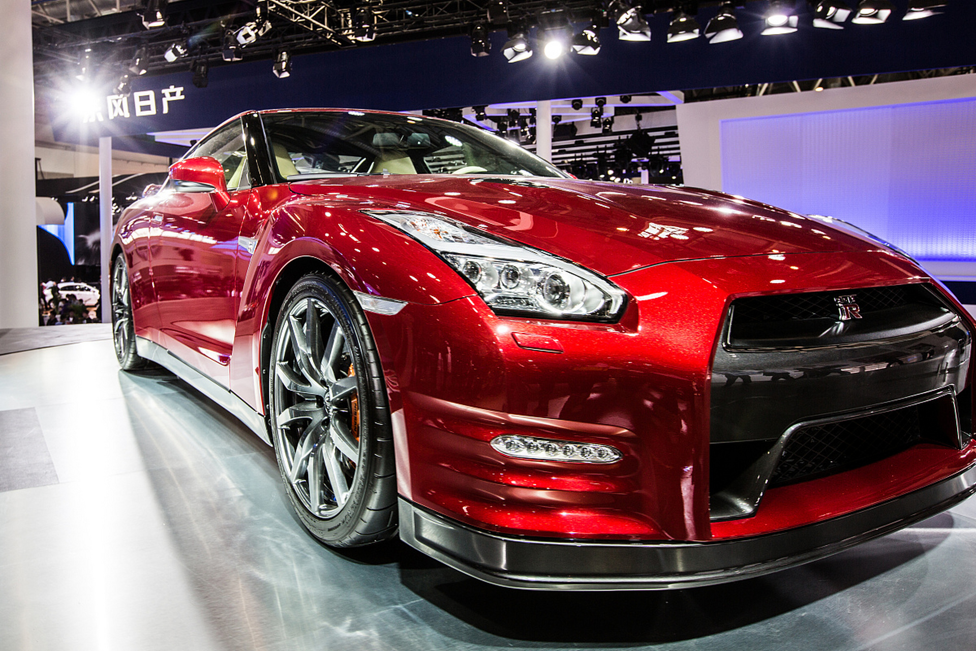 日产gt-r(也被称为nissan gt-r)是一款备受赞誉的高性能跑车,让我来为