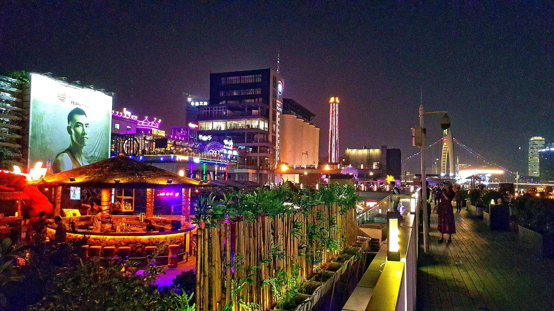 一杯啤酒,三五好友,广州塔下夜生活!