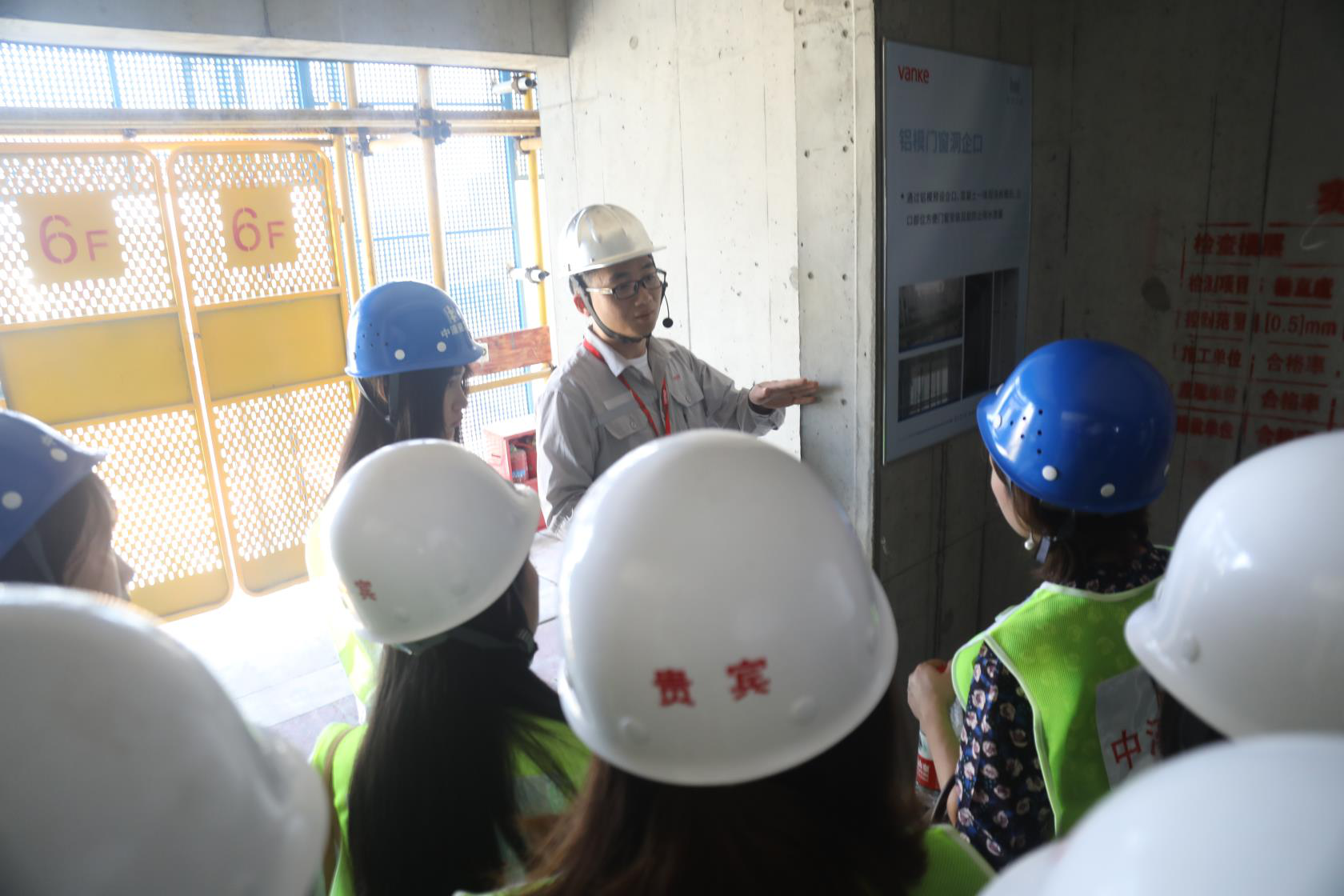 万科工程师为媒体朋友现场讲解万科"5 2 x"工业化建造体系