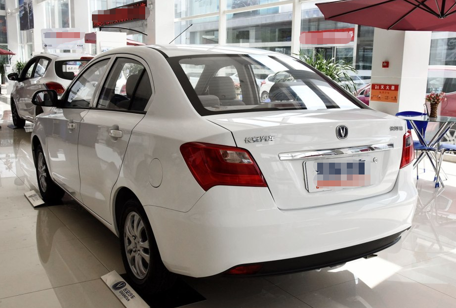 长安汽车-悦翔v3,车身线条比较流畅,外形保持着优雅感