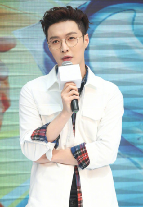 张艺兴:白色衬衫搭配圆形复古眼镜,清新脱俗!