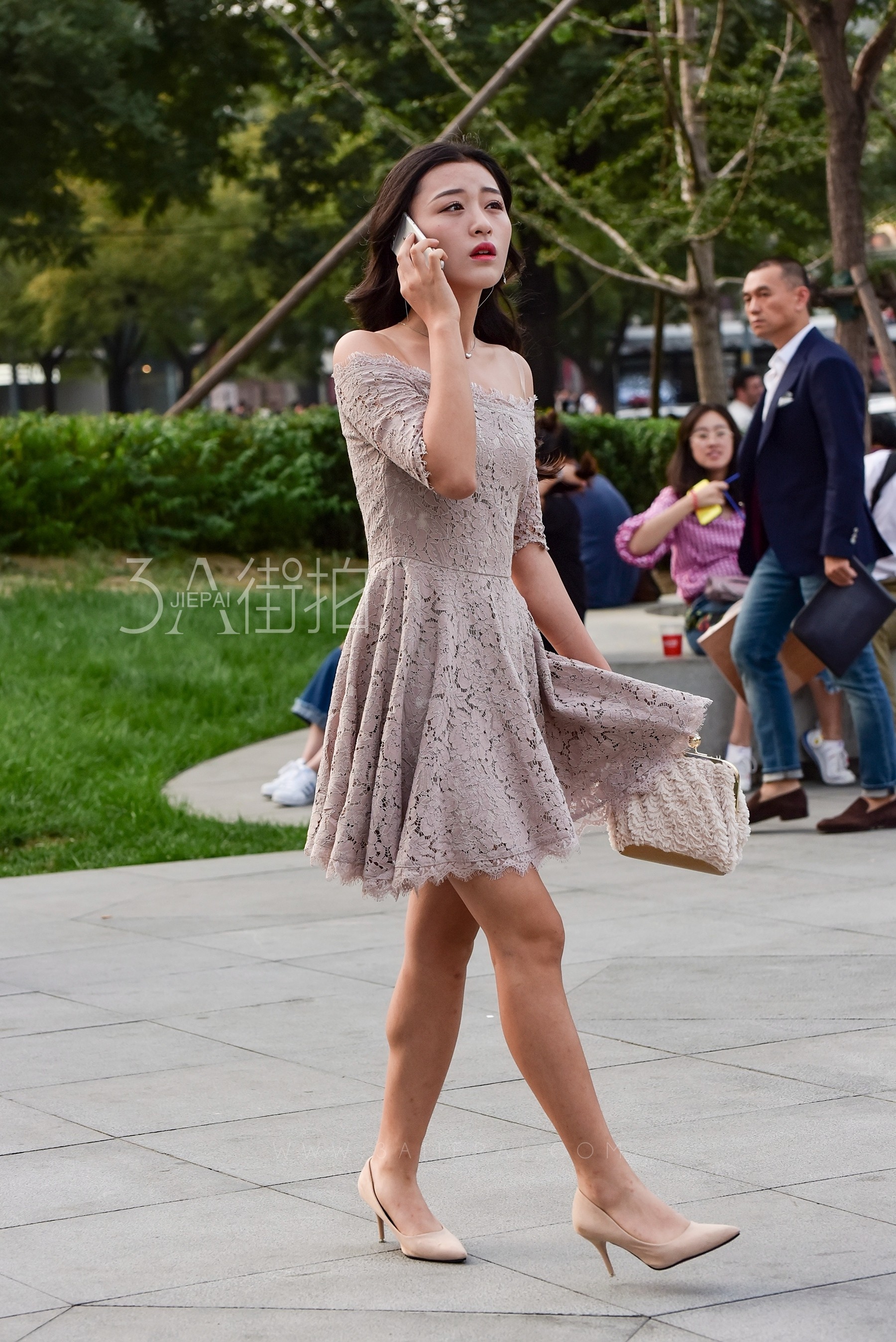 街拍:小姐姐穿雪纺上衣配超短裤,秀出芊芊玉腿,很是性感迷人