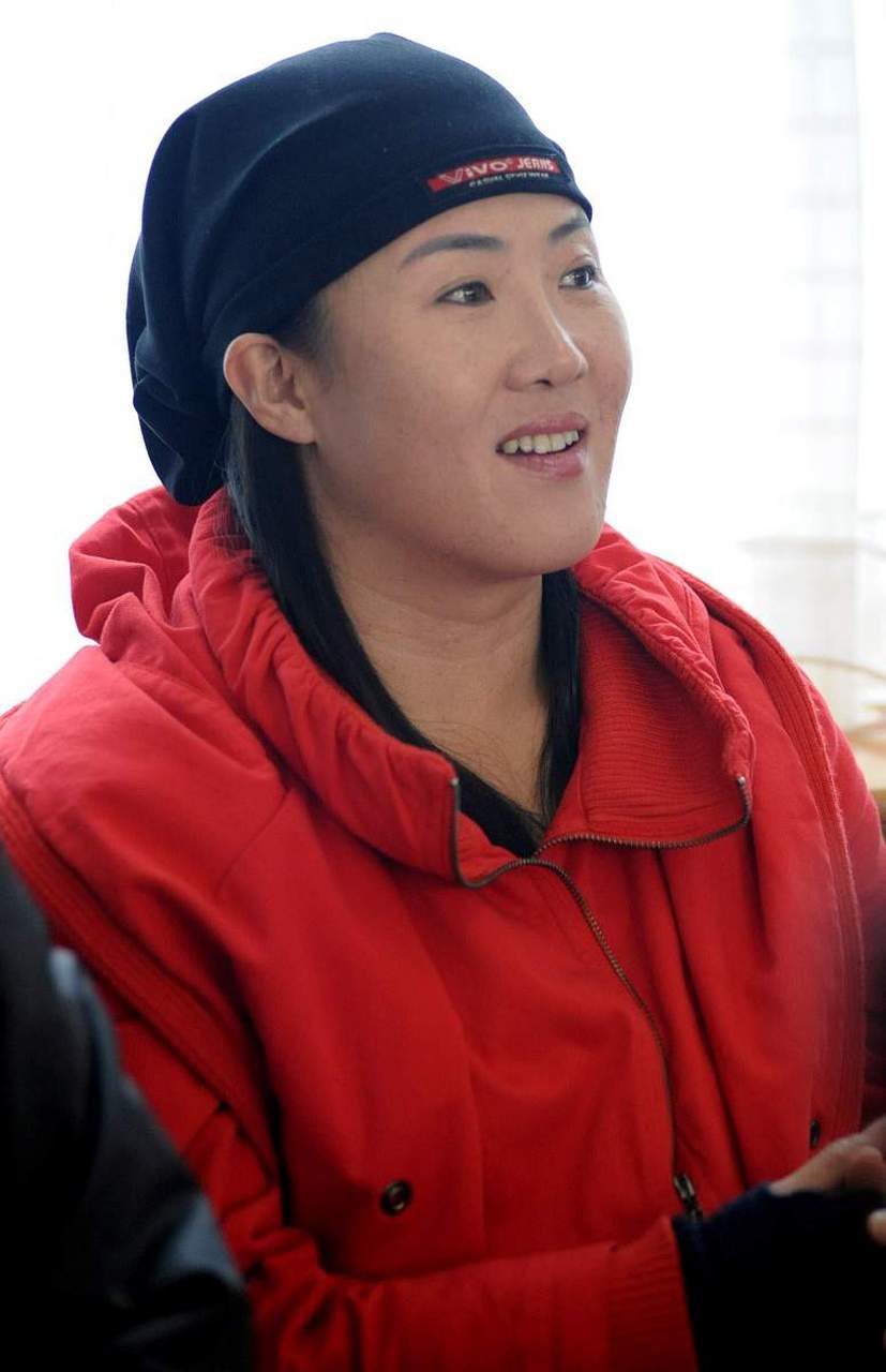 2005年,赵本山举办的艺人年会上,孙立荣突然向赵本山走来,说:"我已经