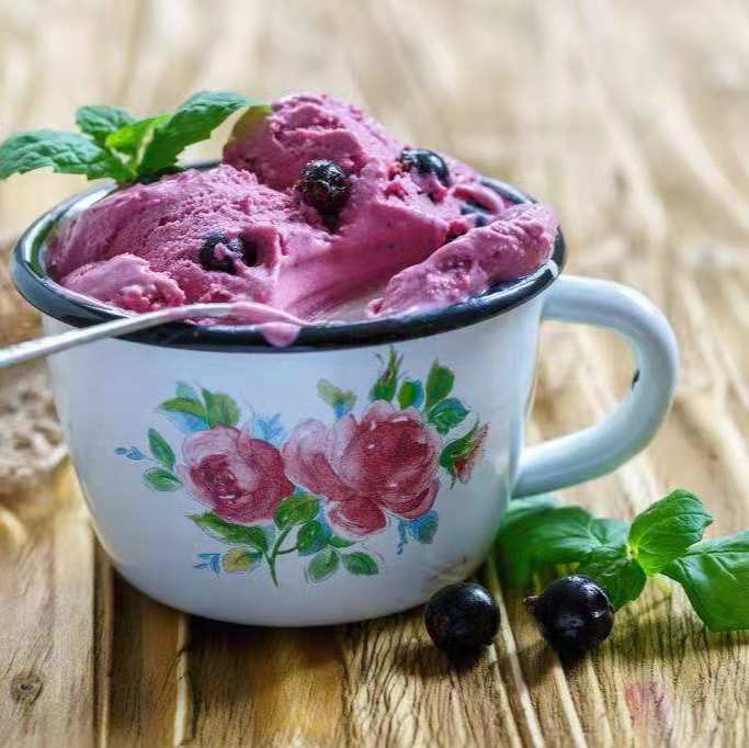 朗姆黑加仑冰淇淋味道好吃,绝对是一款独特口感的美味冰激凌