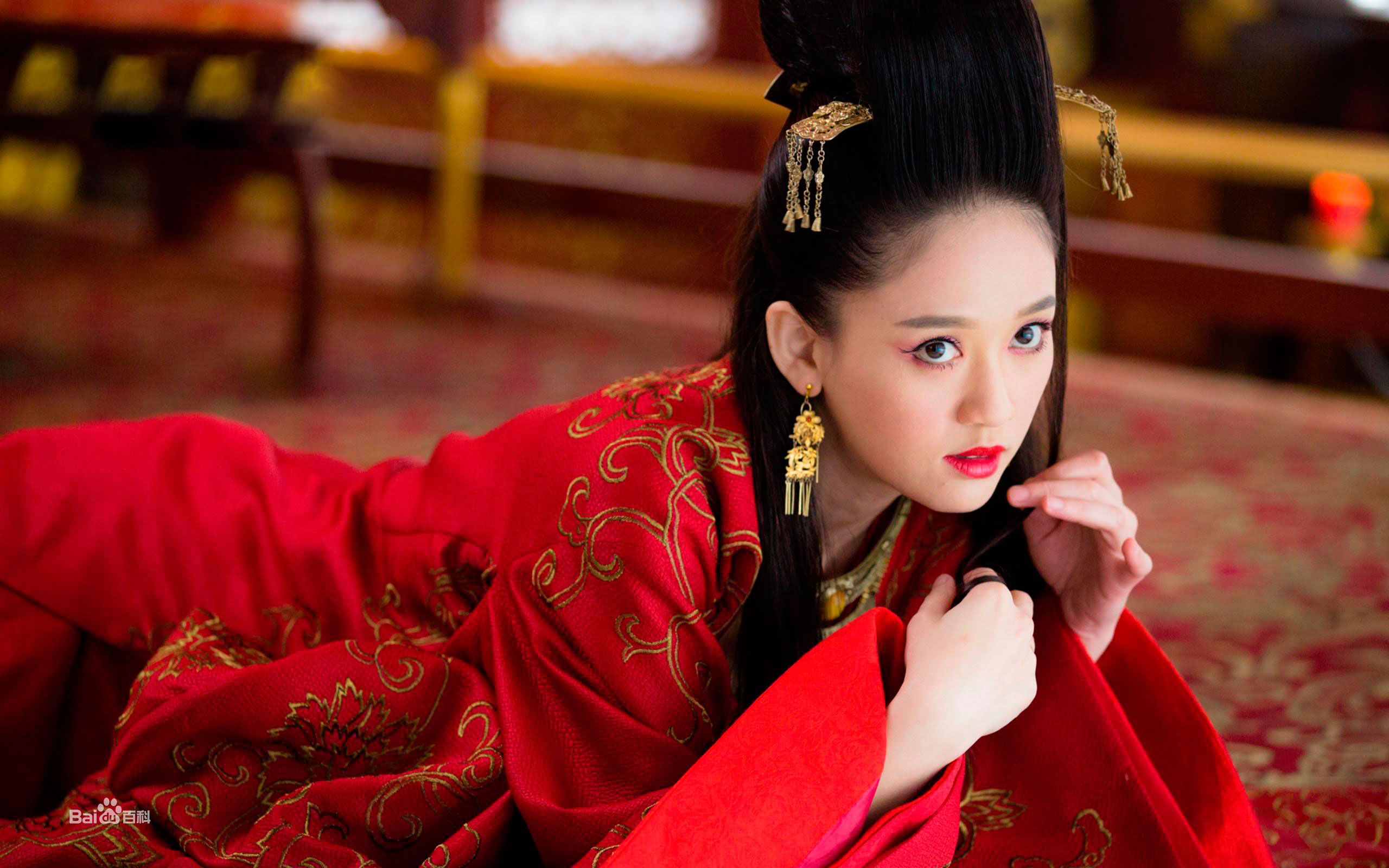 在电影《西游记之大闹天宫》中饰演铁扇公主,性格泼辣但却对牛魔王爱