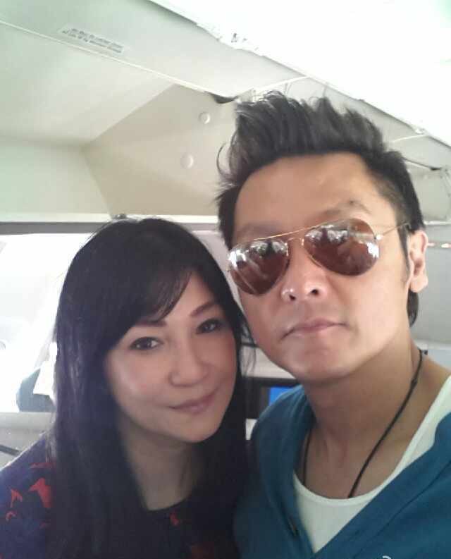 冻龄男神关礼杰与其妻子和女儿们的近照,一家人超有爱