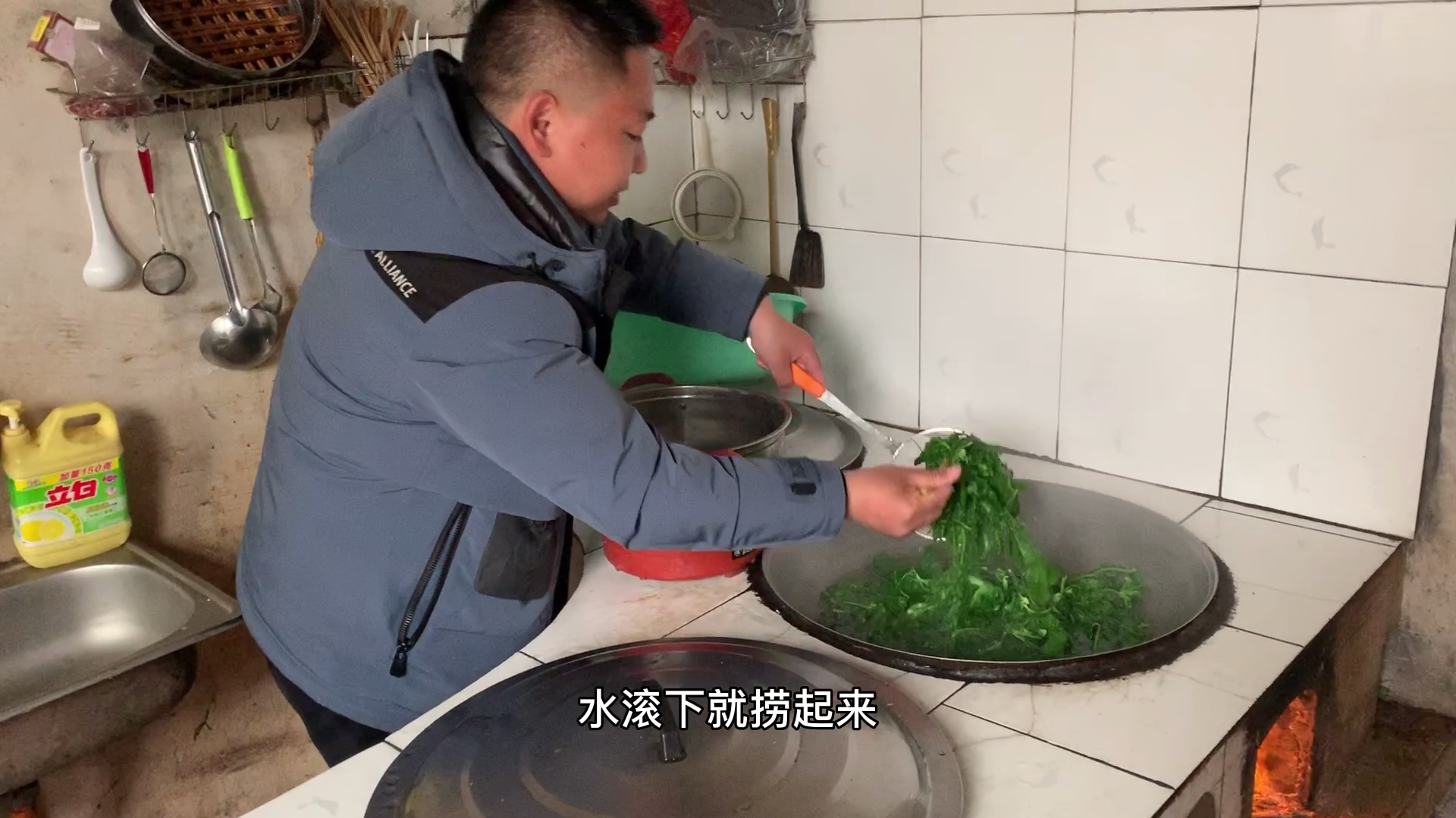 农村山上都是宝,小伙上地里挖来野油菜,用祖传秘方自制酸菜