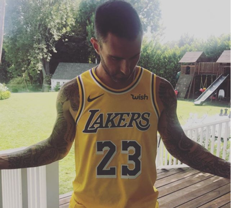 真球迷!著名乐队魔力红主唱身穿詹姆斯球衣现身