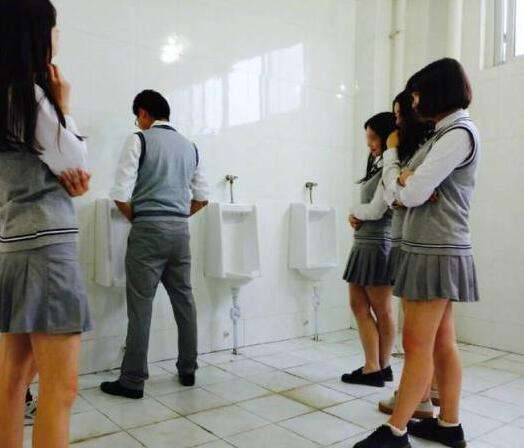 高校男厕所批量改成女厕,"如厕男"如何解决"如厕难"?