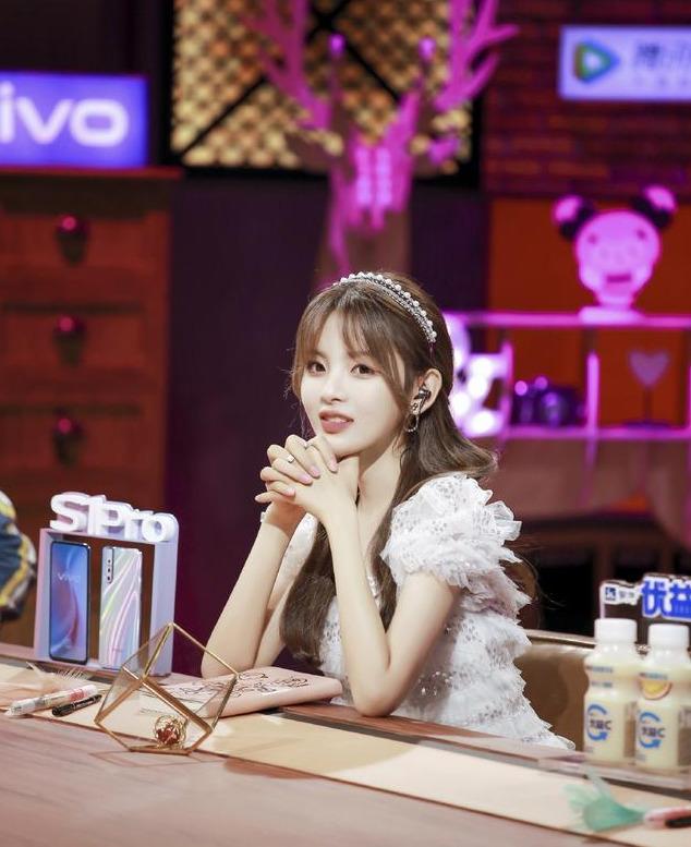 戚薇霍思燕太会玩了!与杨超越郑爽撞衫,不输气质,你说是不是绝