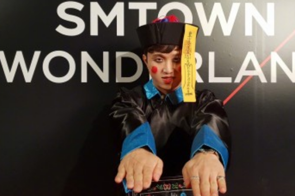 sm经纪公司万圣节派对,李秀根搞笑,最后这位装扮了和没装扮一样