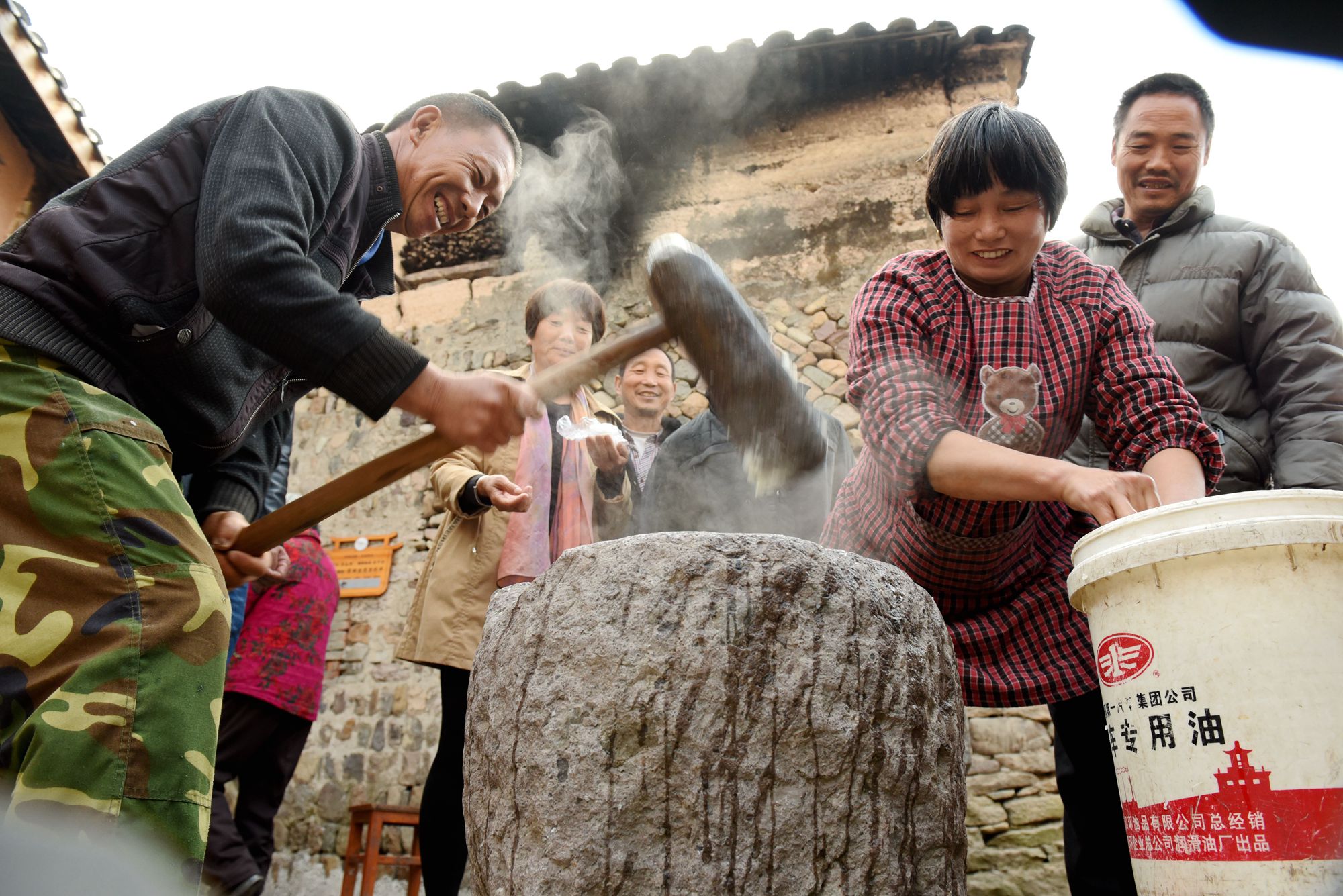 浙江仙居:观古法榨油 品油茶美食 第一壶茶油拍出68800元高价