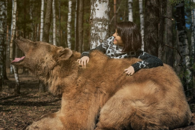 俄罗斯女子在森林中与巨熊嬉戏,这画风让人不敢相信!