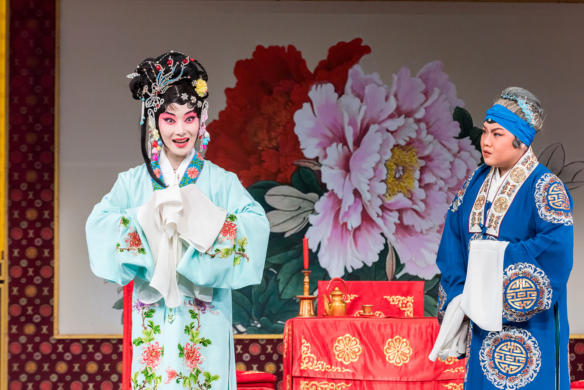 摘要:  青衣和花旦是戏曲表演中旦角的两大类型,具有不同的表演特点和