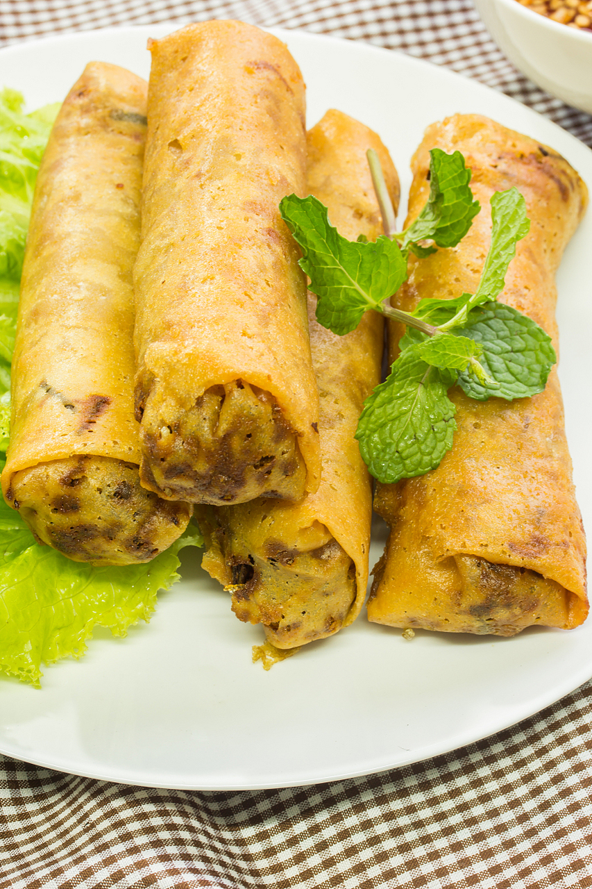 首先,我们来准备三鲜春卷的馅料.