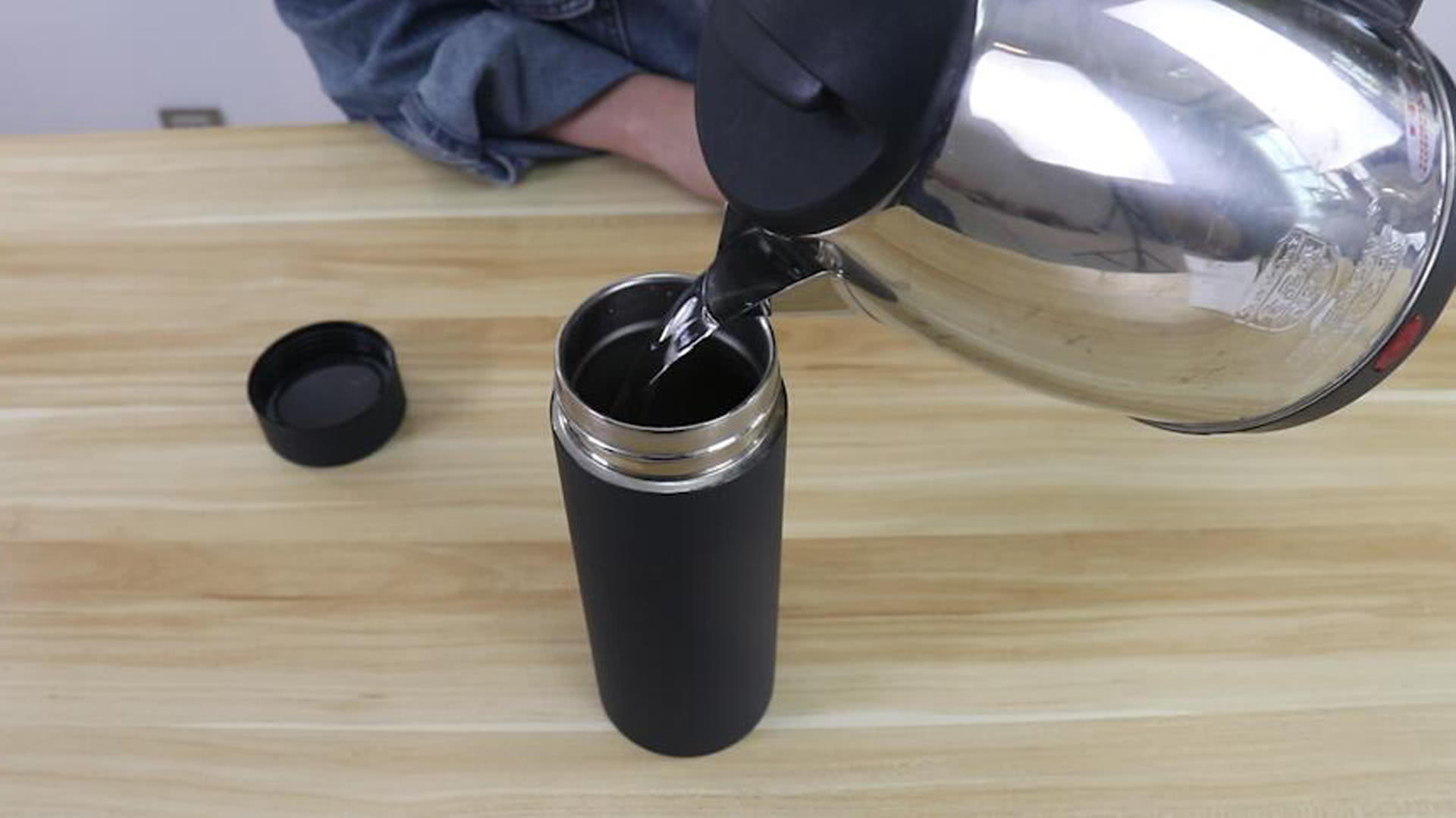 新买的保温杯,喝水有锈味,放它倒置一晚上,锈味污渍不见了