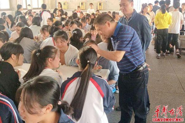 衡阳县五中"陪餐制"守护学生"舌尖上的安全"