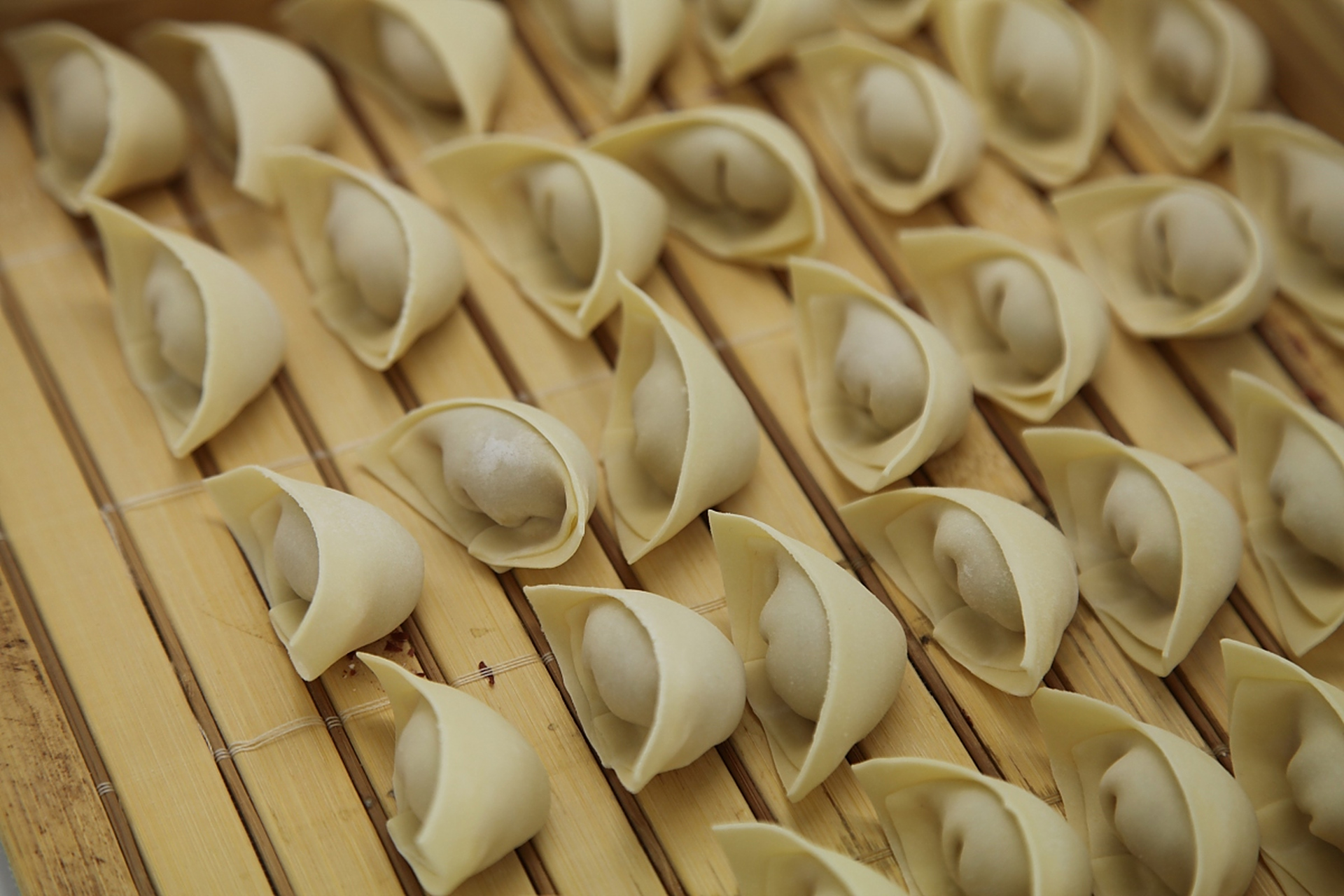 9390   ①饺子形似龙耳,团圆吉祥;  ②馄饨如龙眼,寓意招财进宝