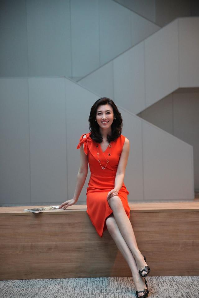 这位女主播超越董卿成"央视第一美女", 如今40岁老公身价千亿