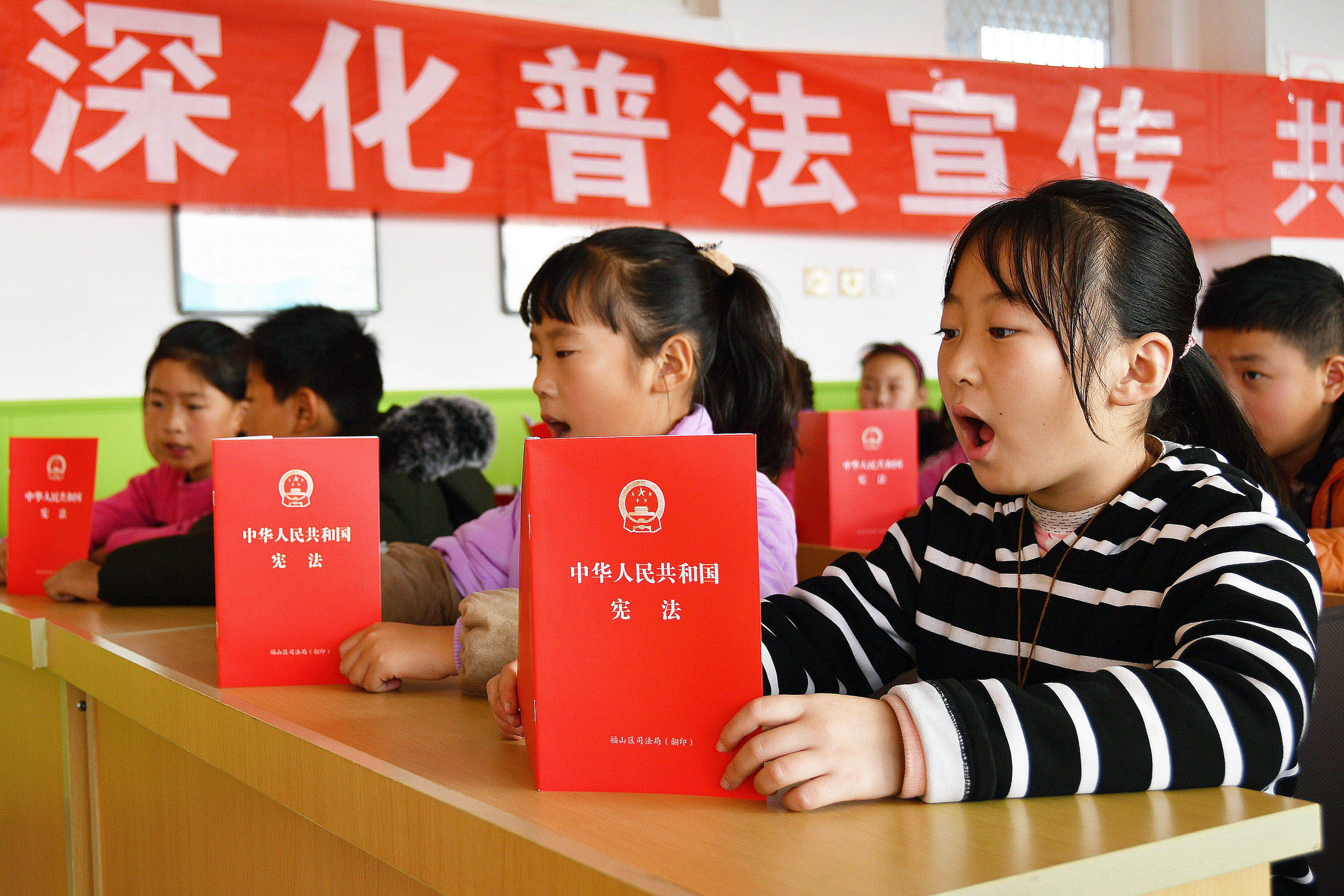 12月4日,在山东省烟台市福山区东厅中心小学,学生在诵读学习宪法.