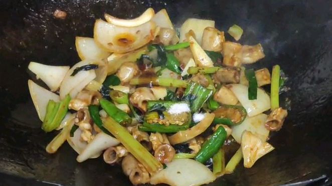 四十五之:大排档的铁板竹肠为什么好吃,因为它的辅料多