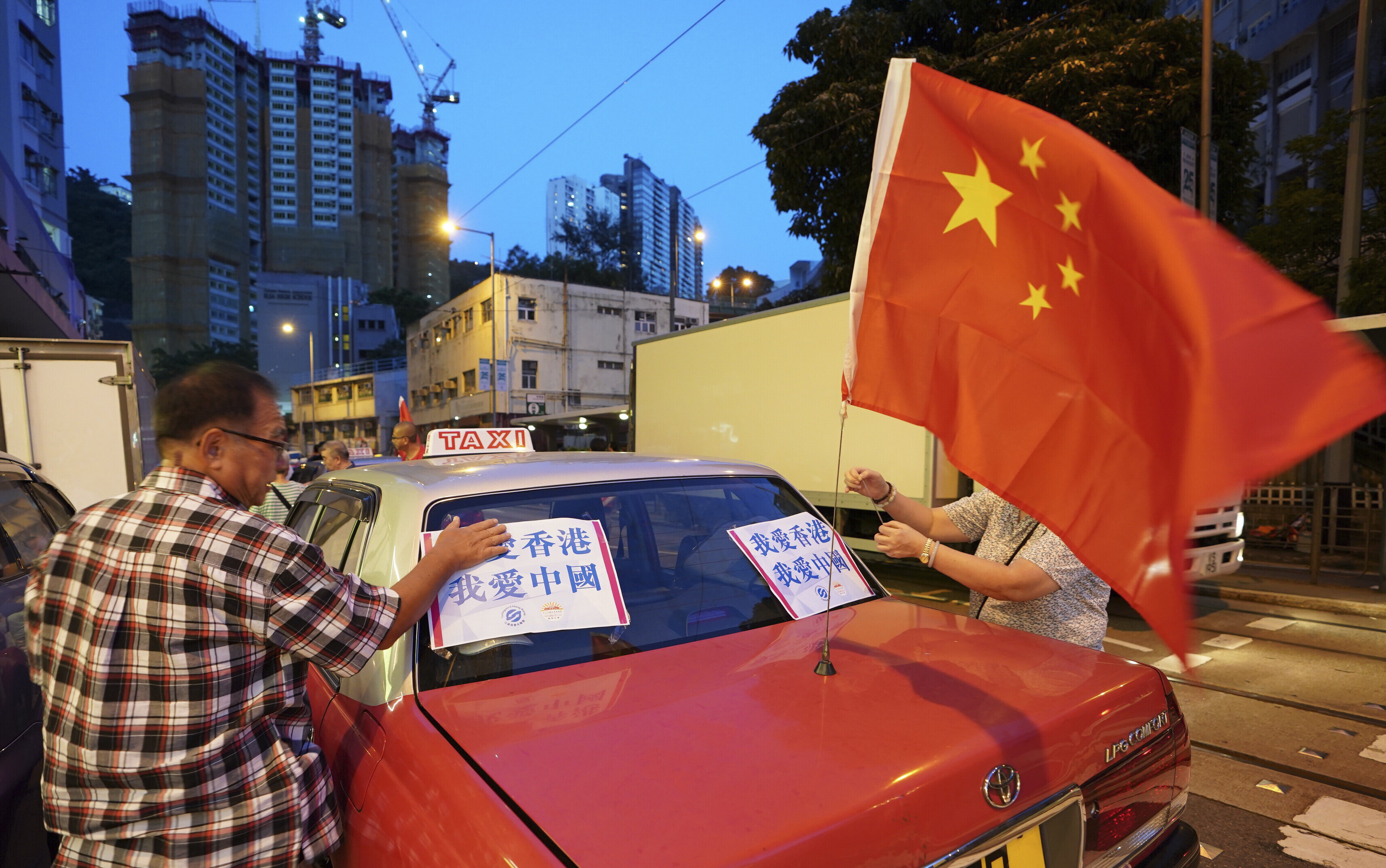 挂国旗,促稳定:香港的士司机发起"守护香港,风雨同舟"大行动