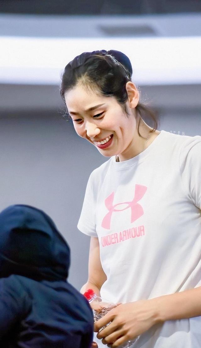 从这个角度看朱婷!原地起跳0.76米,身高1米98有天赋更靠努力