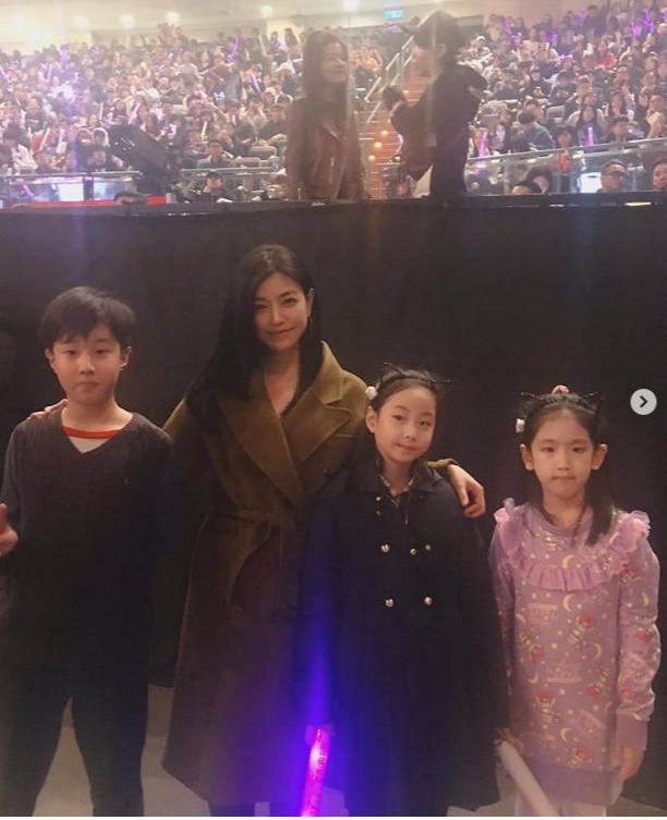 什么神仙颜值?陈妍希看林俊杰演唱会,和小朋友同框卖萌竟像同岁