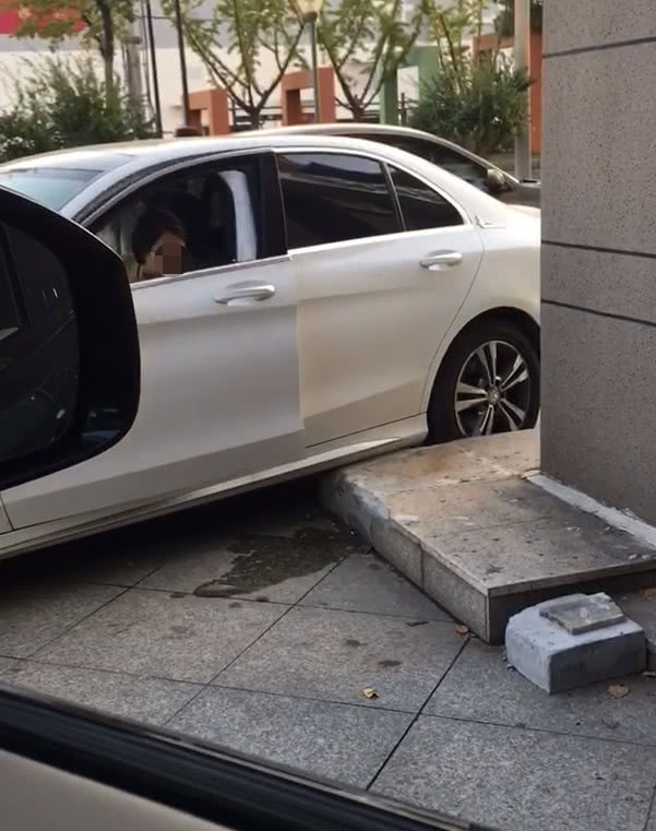 奔驰c200l从小区开出,三秒后剐蹭底盘,车主是一位女司机!