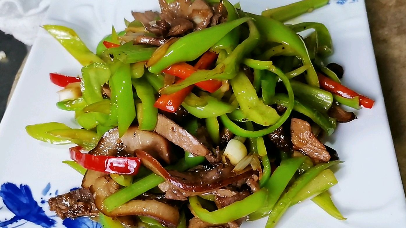 熏猪头肉非常受欢迎的一种吃法,配上3个尖椒,香辣开胃超下饭